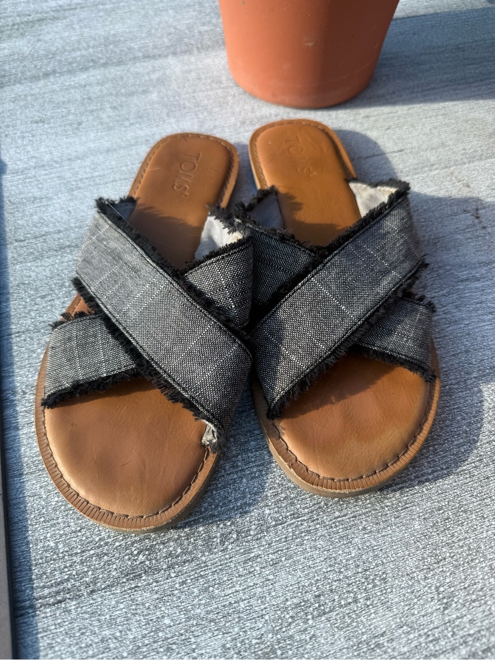 Tom crisscross slides